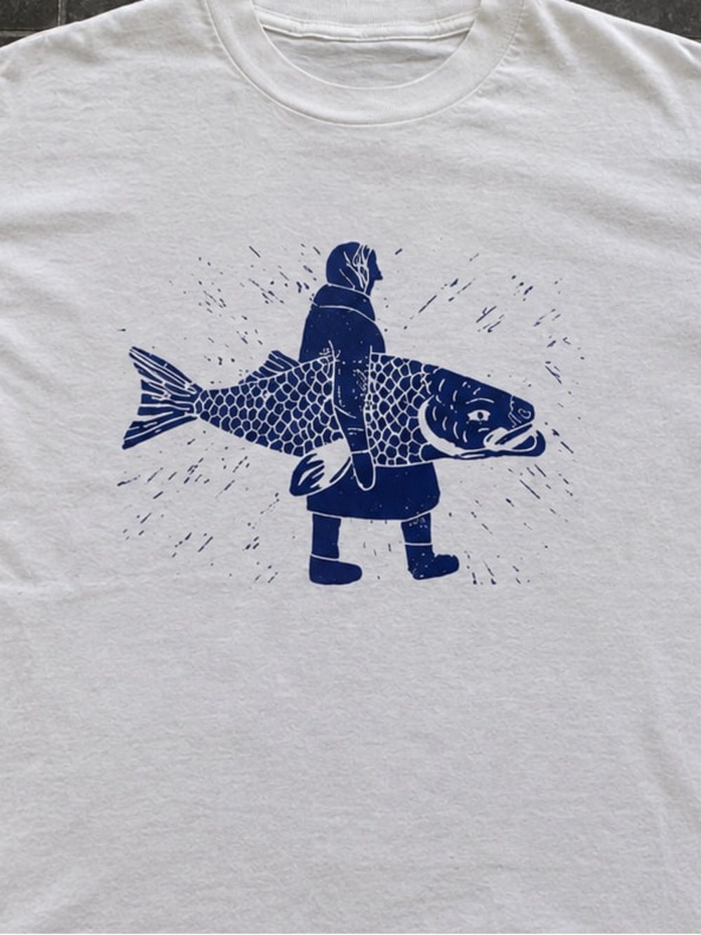 White Pet Fish Gildan Graphic T‑Shirt with Blue Fish - Picture 2 of 2